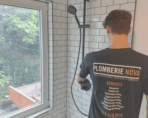Technicien de Plomberie Nova installant un clapet anti-retour