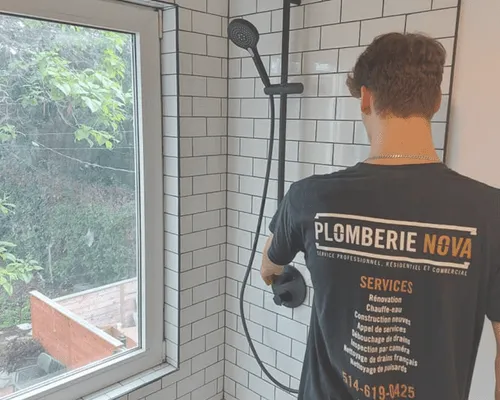 Technicien de Plomberie Nova sur un chantier multi-logement